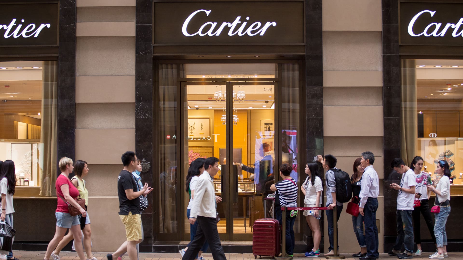 shares-of-cartier-owner-richemont-climb-on-record-full-year-sales,-new-ceo