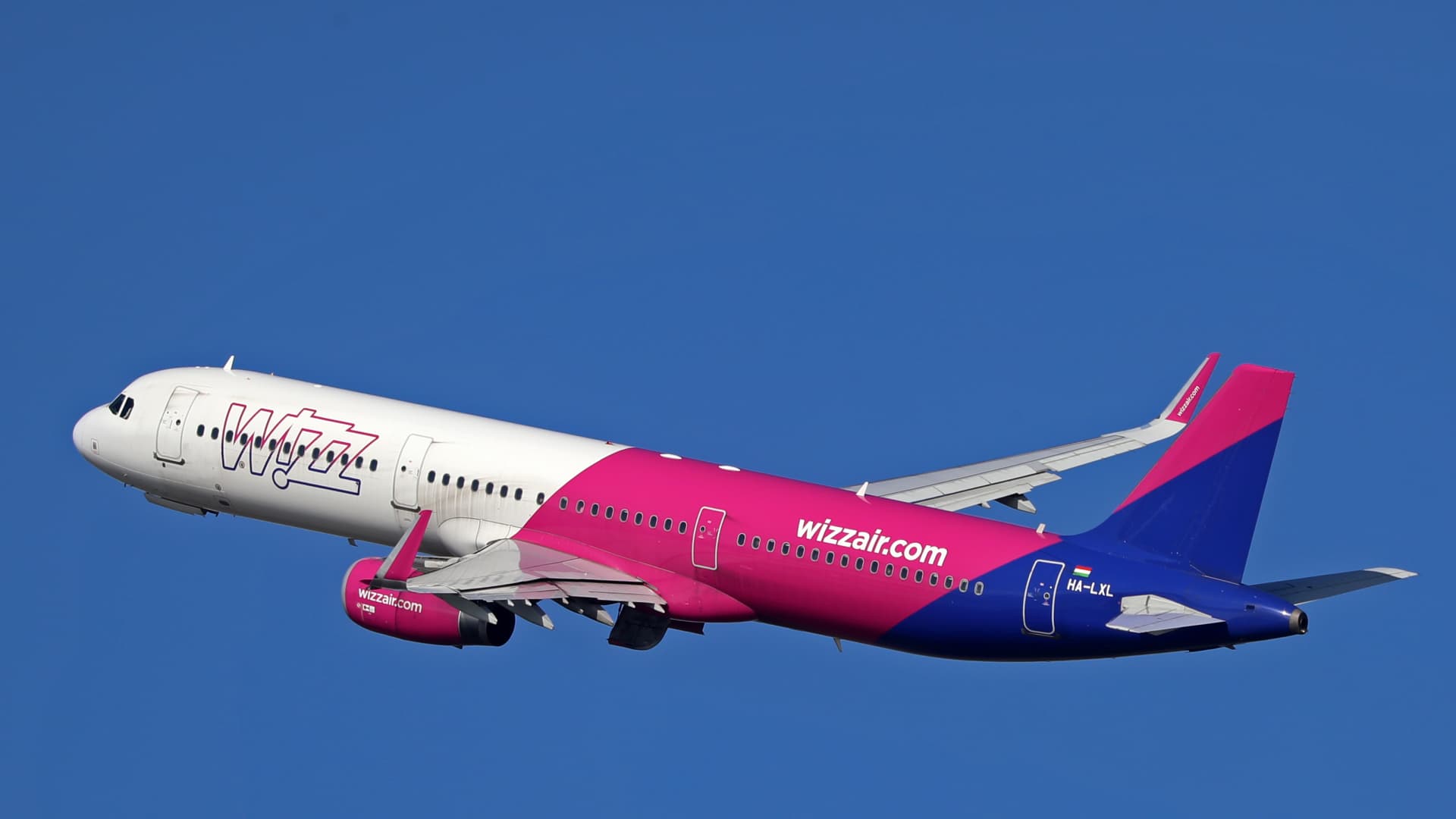 wizz-air-forecasts-higher-earnings,-swings-to-annual-profit-after-3-years