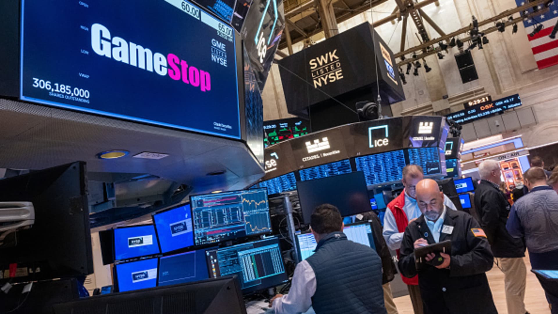 gamestop-shares-drop-19%-after-retailer-posts-29%-sales-decline,-reveals-stock-sale-plan