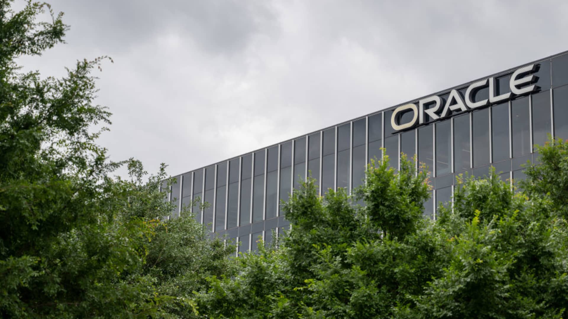 stocks-making-the-biggest-moves-after-hours:-oracle,-rentokil,-rubrik-and-more