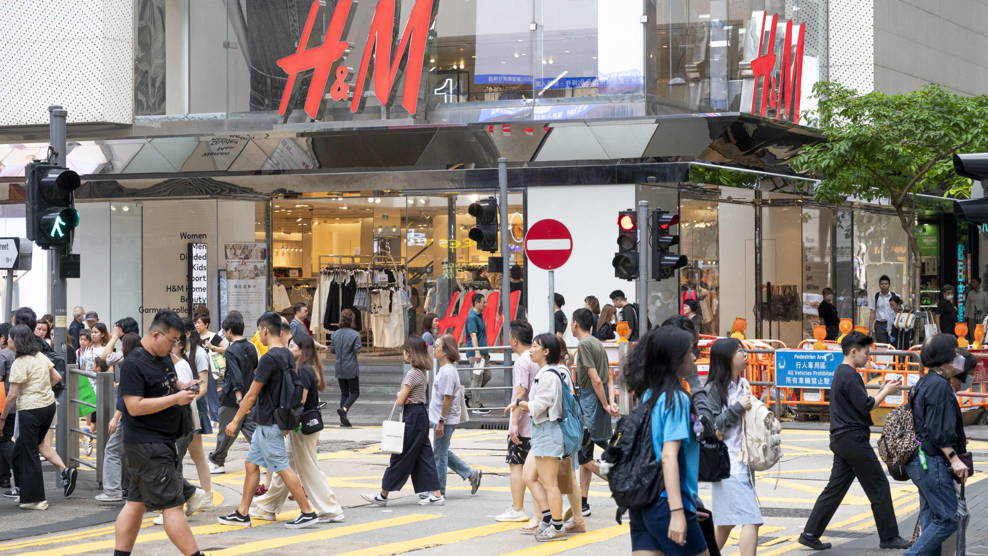 h&m-plunges-13%-on-doubts-over-full-year-margin-target,-june-sales-outlook