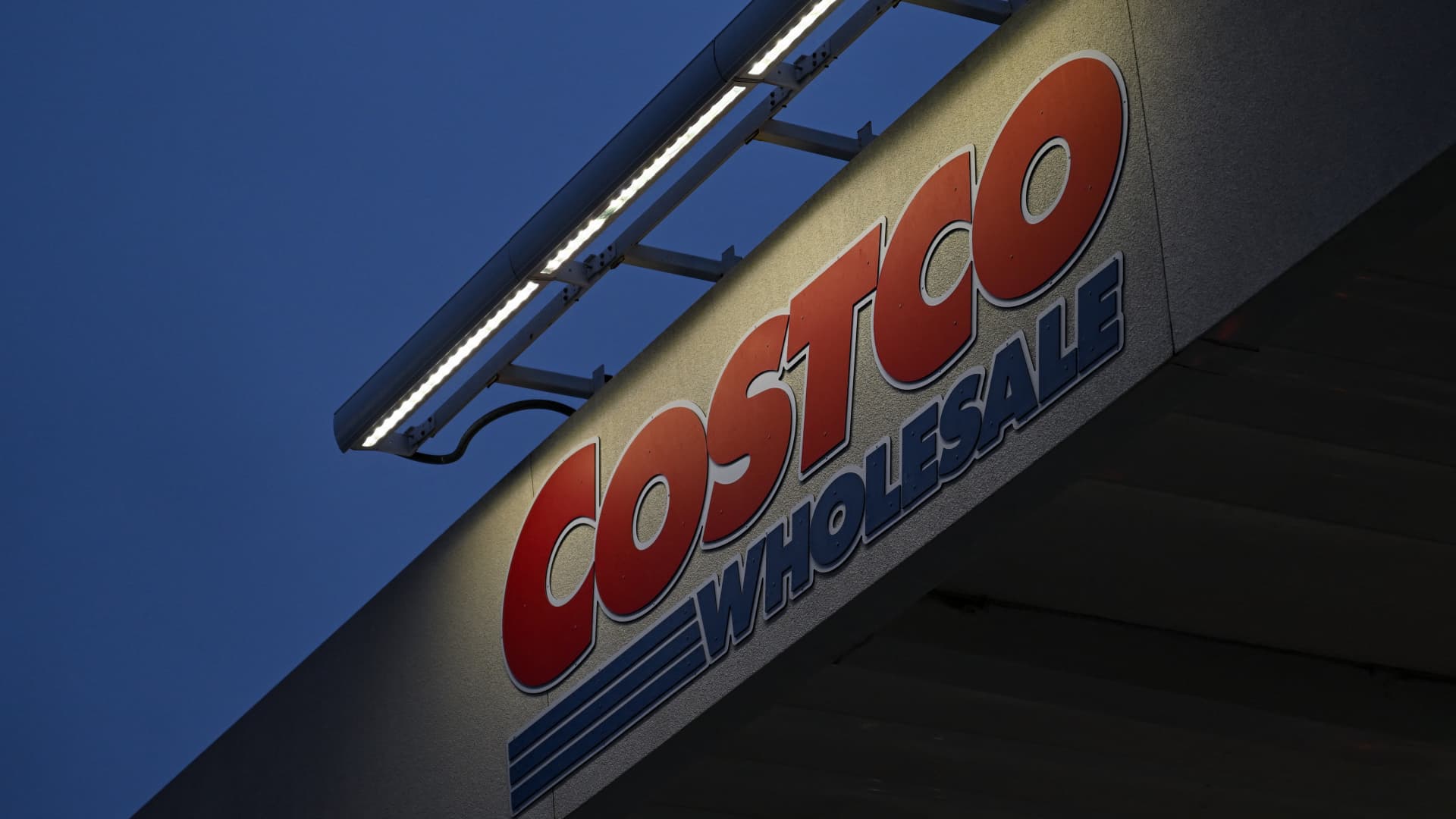 stocks-making-the-biggest-moves-after-hours:-wd-40-company,-costco-and-more