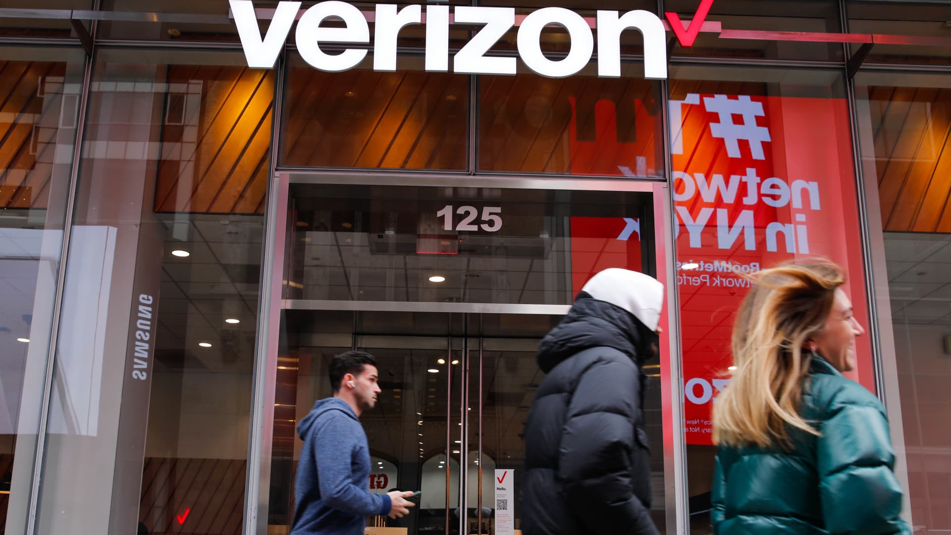 verizon-misses-quarterly-revenue-estimates-on-slow-phone-upgrades