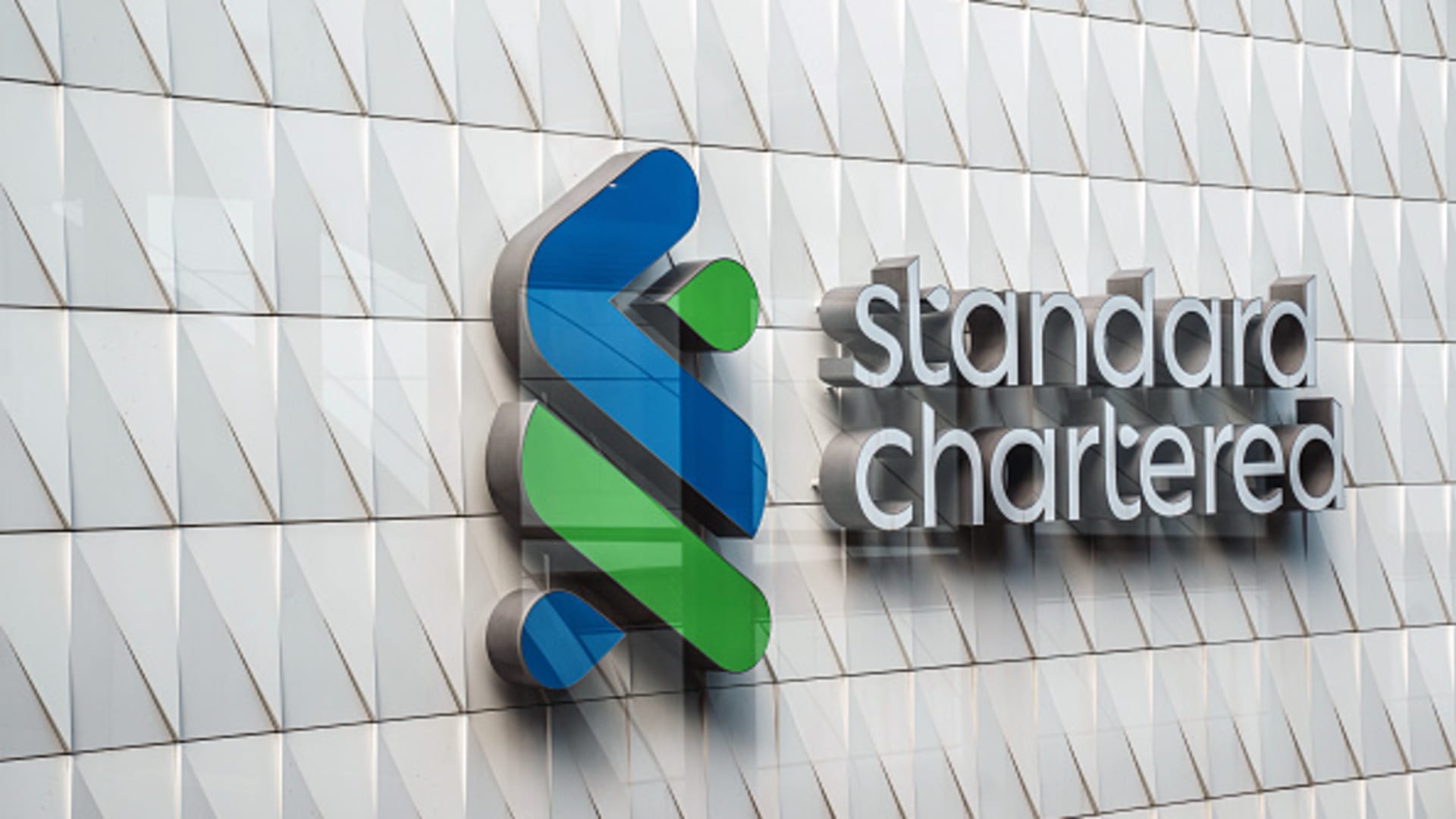 stanchart-unveils-$1.5-billion-share-buyback,-boosts-income-guidance