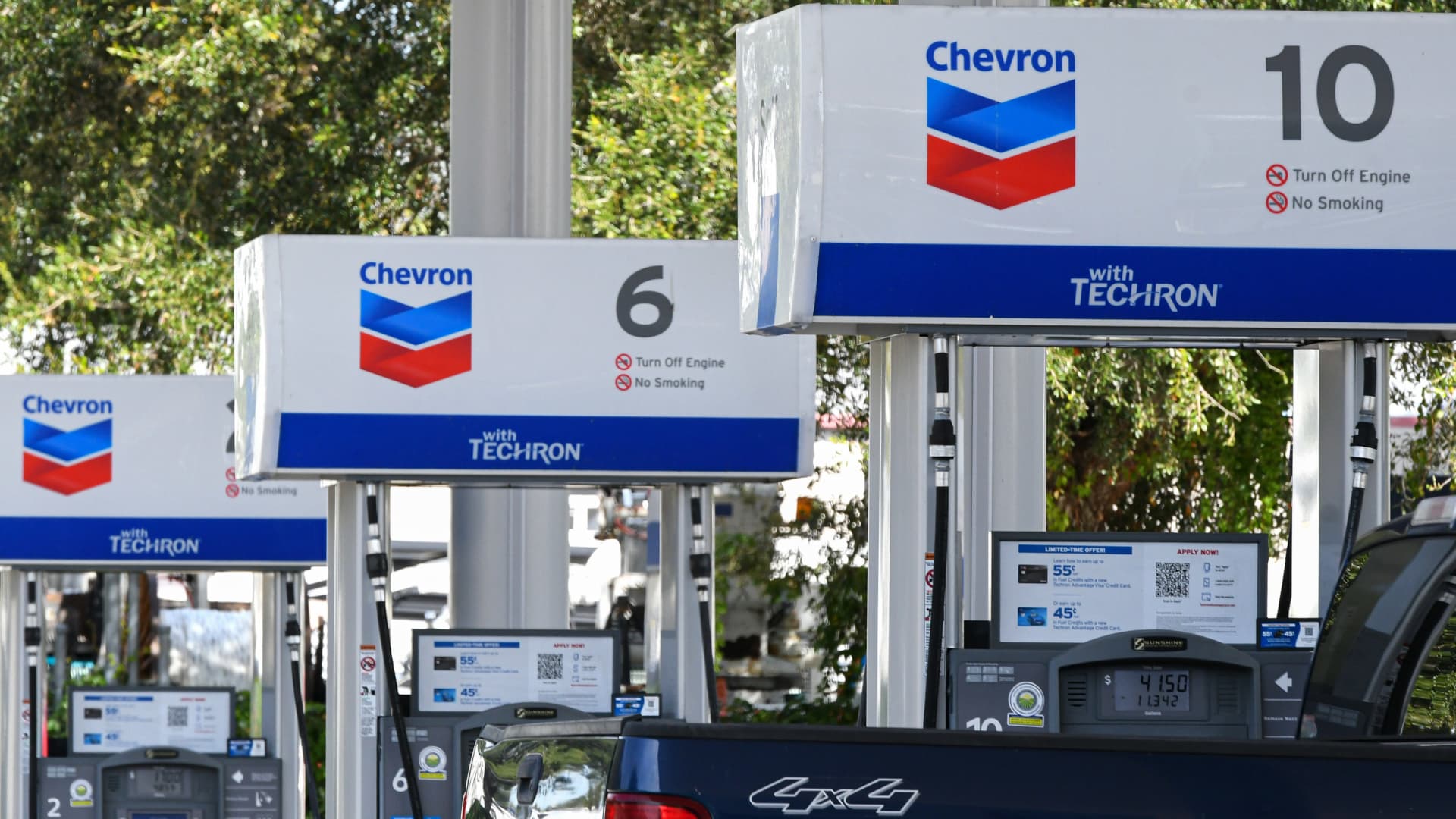 chevron-earnings-miss-on-lower-refining-margins,-relocates-headquarters-to-houston