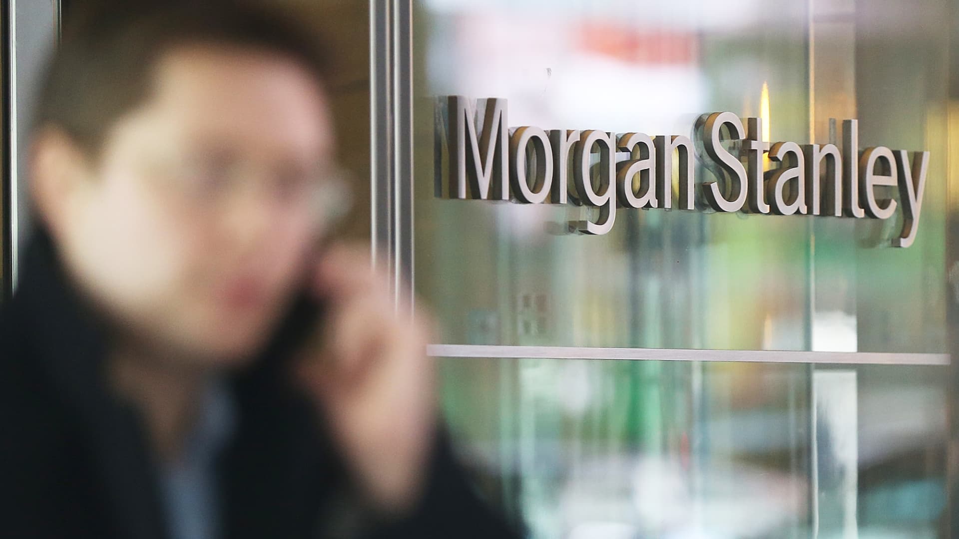 morgan-stanley-tells-wealth-advisors-they-can-pitch-bitcoin-etfs-in-a-first-for-a-big-bank