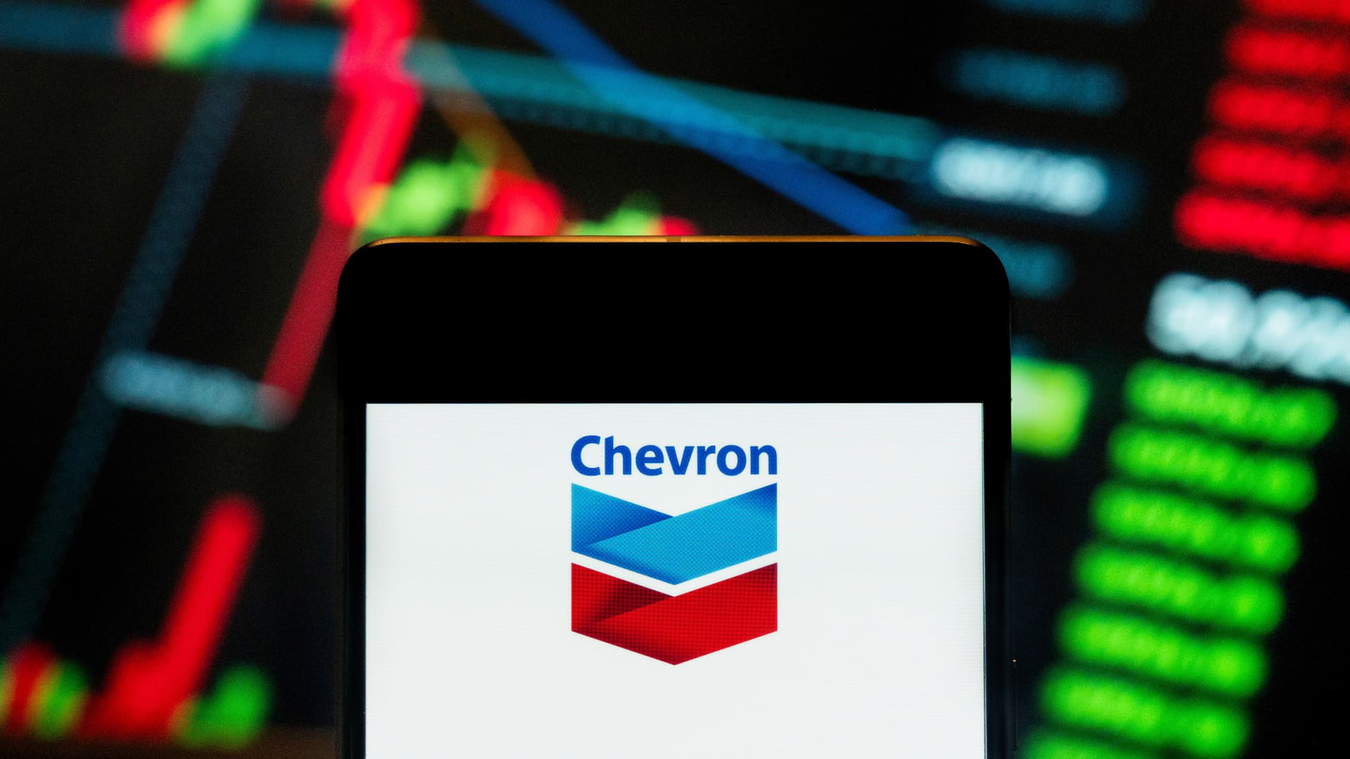 stocks-making-the-biggest-moves-midday:-chevron,-apple,-clorox,-amazon-and-more