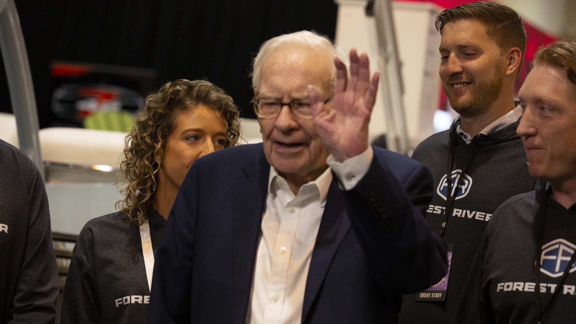 warren-buffett-raises-berkshire-cash-level-to-record-$277-billion-after-slashing-stock-holdings