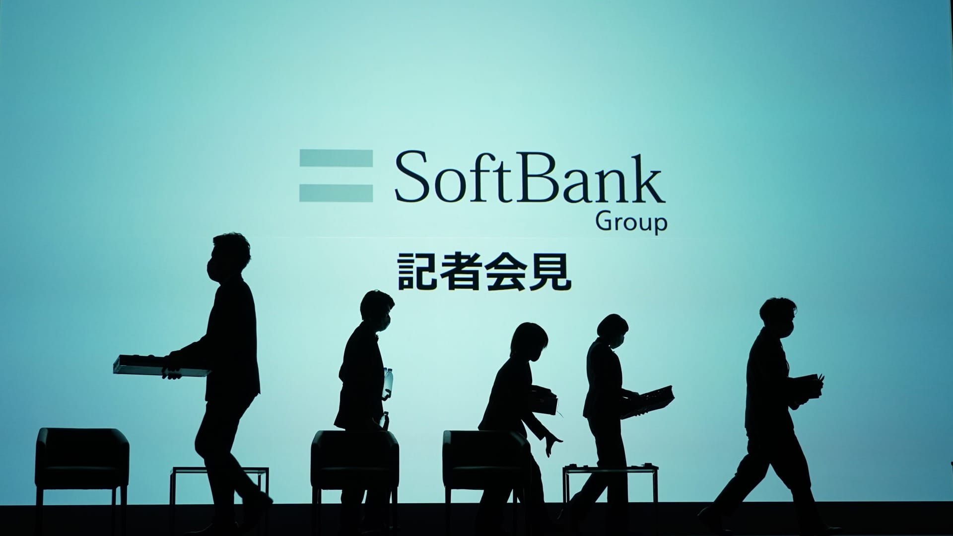 softbank-swings-back-to-investment-gain-at-vision-fund,-announces-up-to-$3.4-billion-share-buyback