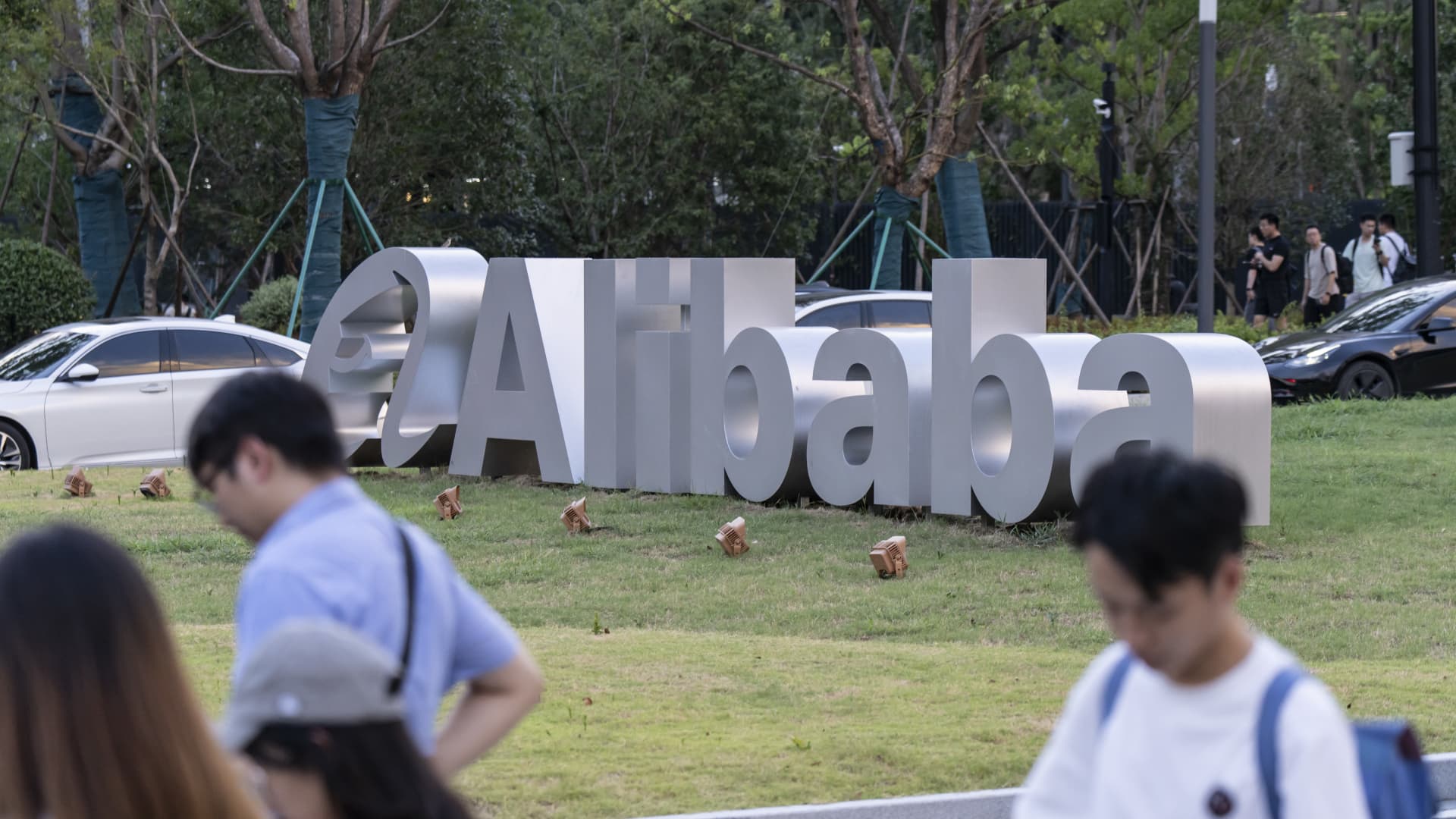 alibaba-shares-dip-4%-in-premarket-after-earnings-miss-expectations-despite-cloud-acceleration