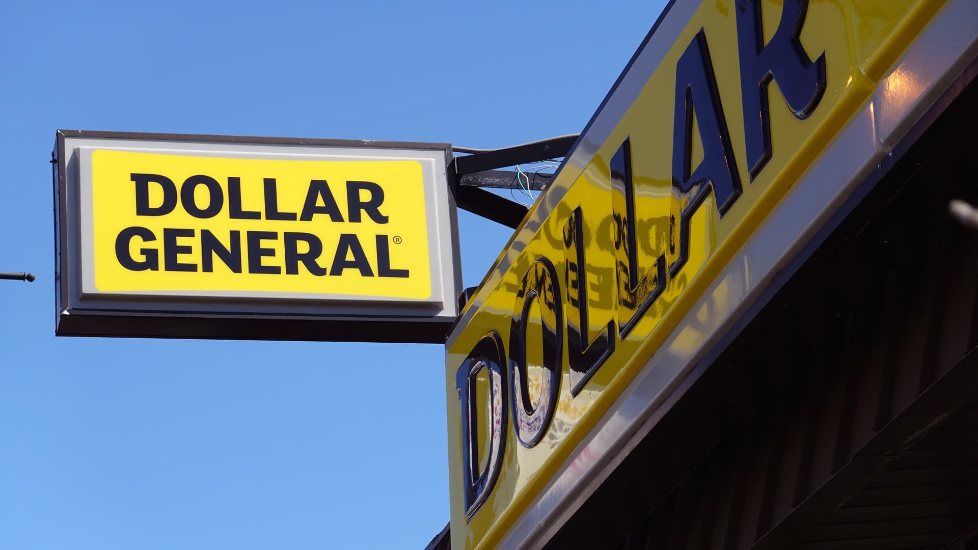 dollar-general-shares-crater-20%-as-retailer-cuts-outlook,-blaming-‘financially-constrained’-customers