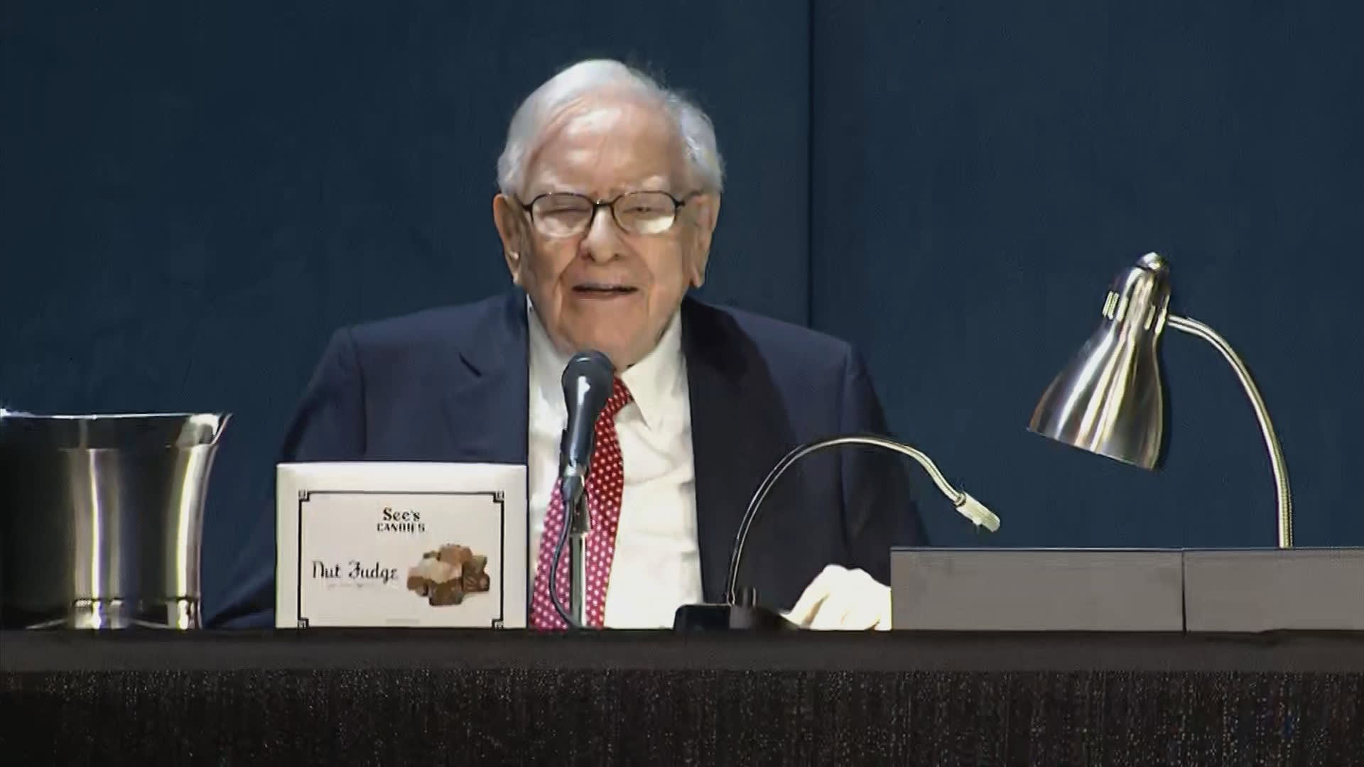 berkshire-unloads-another-chunk-of-bank-of-america-as-ceo-moynihan-lauds-buffett-as-great-shareholder