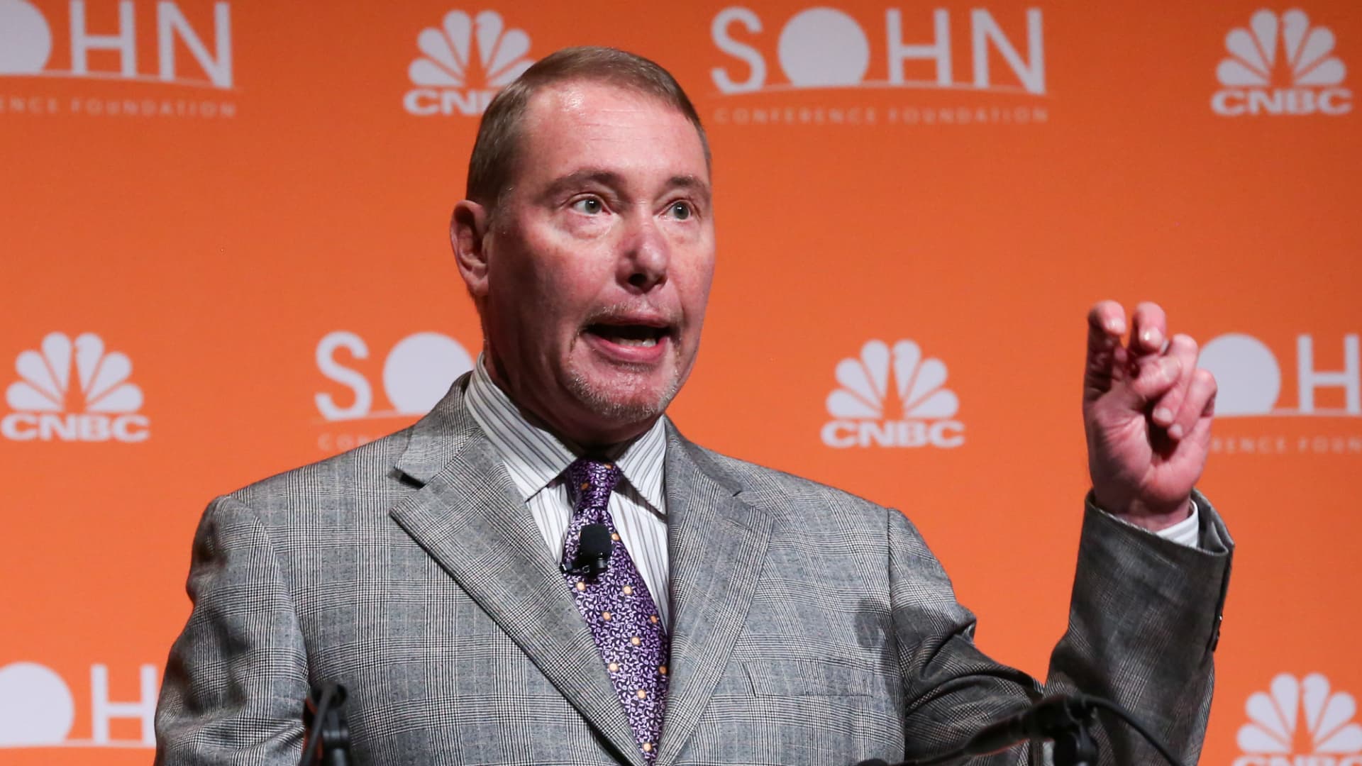 doubleline’s-gundlach-says-the-fed-needs-to-cut-rates-quickly,-sees-a-half-point-reduction-wednesday