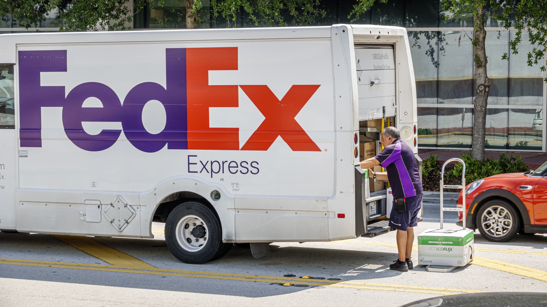 fedex-quarterly-profit-disappoints-as-demand-for-speedy-delivery-wanes