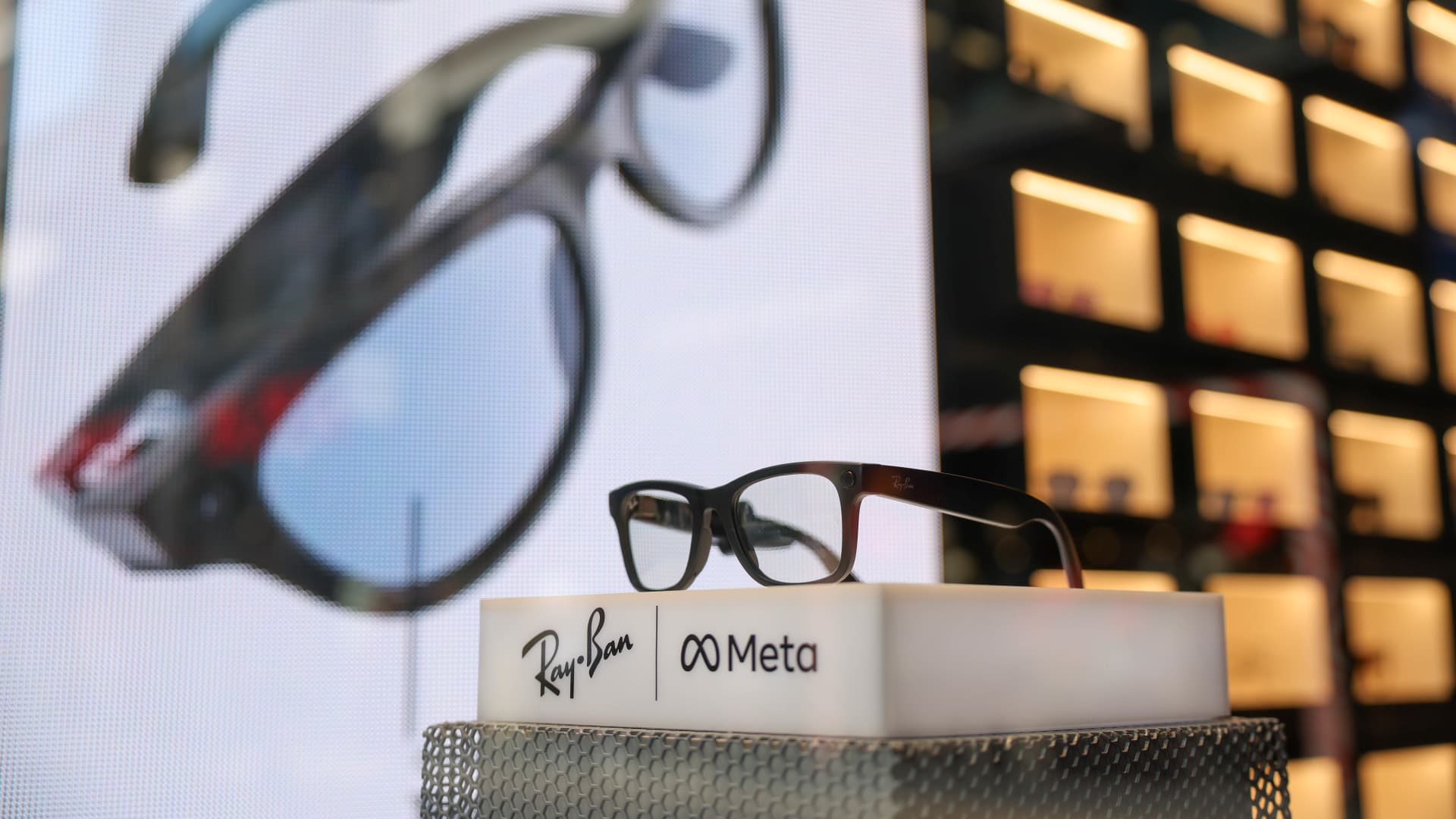 this-chinese-stock-has-a-big-us.-buyer-in-consumer-tech-aimed-at-the-smart-glasses-market