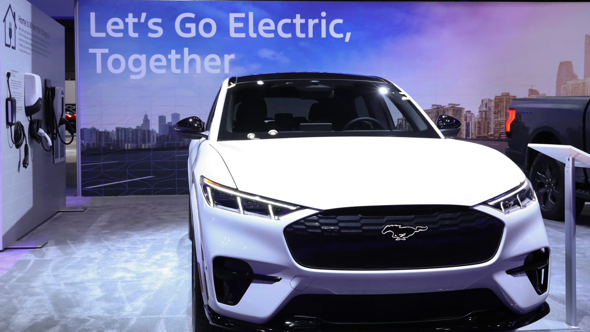 ford-aims-to-boost-ev-sales,-address-owner-concerns-with-new-benefits-program