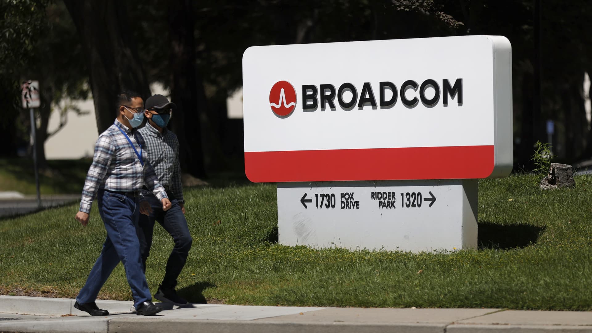 why-broadcom-stock-is-tumbling-after-an-earnings-beat-—-and-how-to-play-the-dip