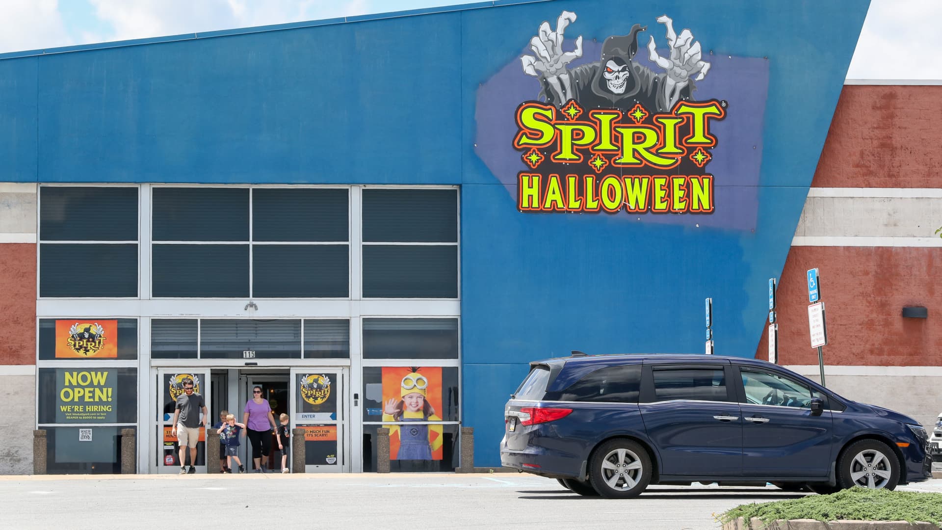 spirit-halloween-to-open-10-new-‘spirit-christmas’-stores-catering-to-holiday-shoppers