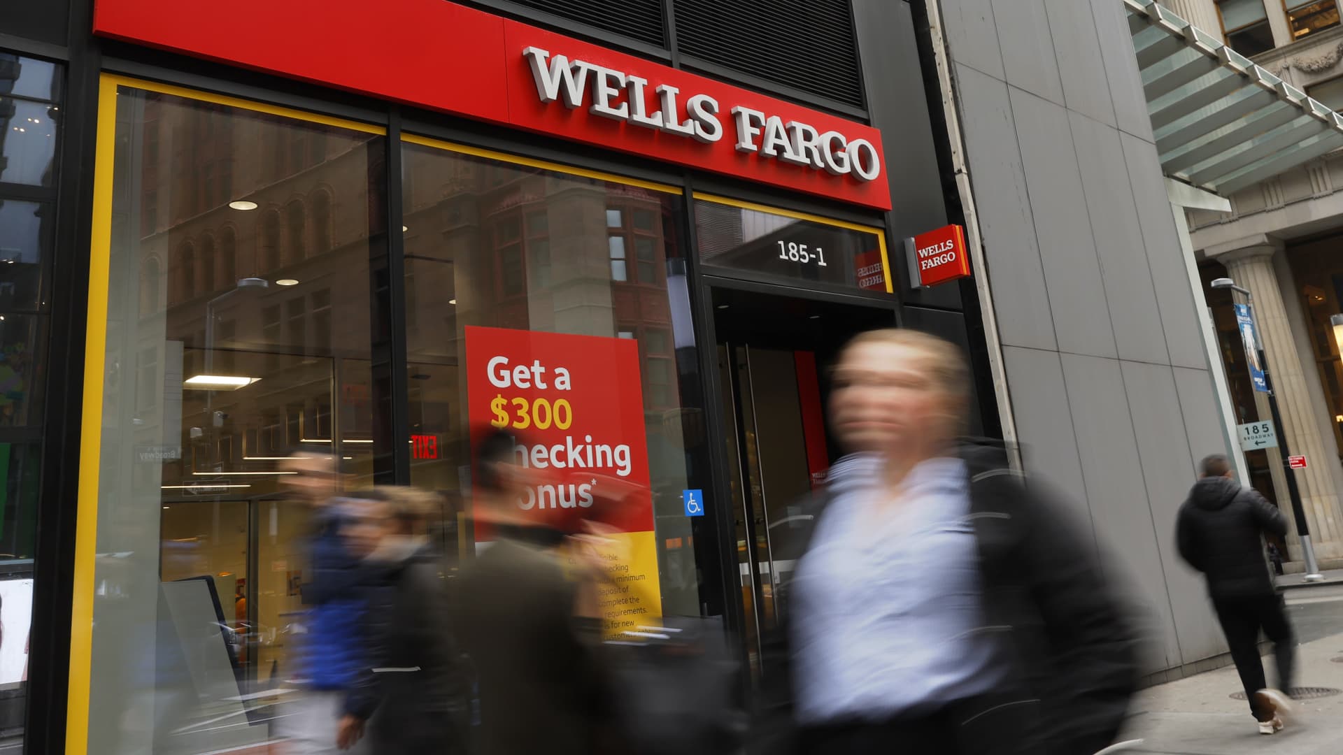 analysts-cheer-wells-fargo-to-2018-highs-after-earnings.-we-have-1-qualm-with-the-praise