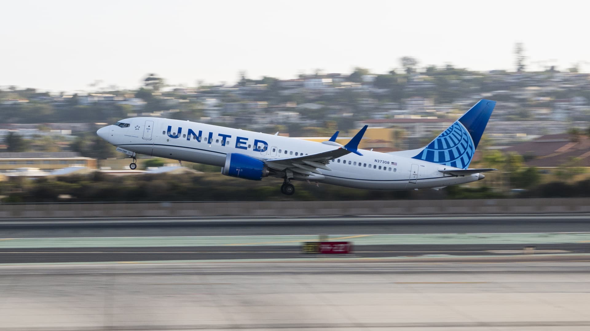 United Airlines plans $1.5 billion share buyback, forecasts fourth-quarter earnings above estimates