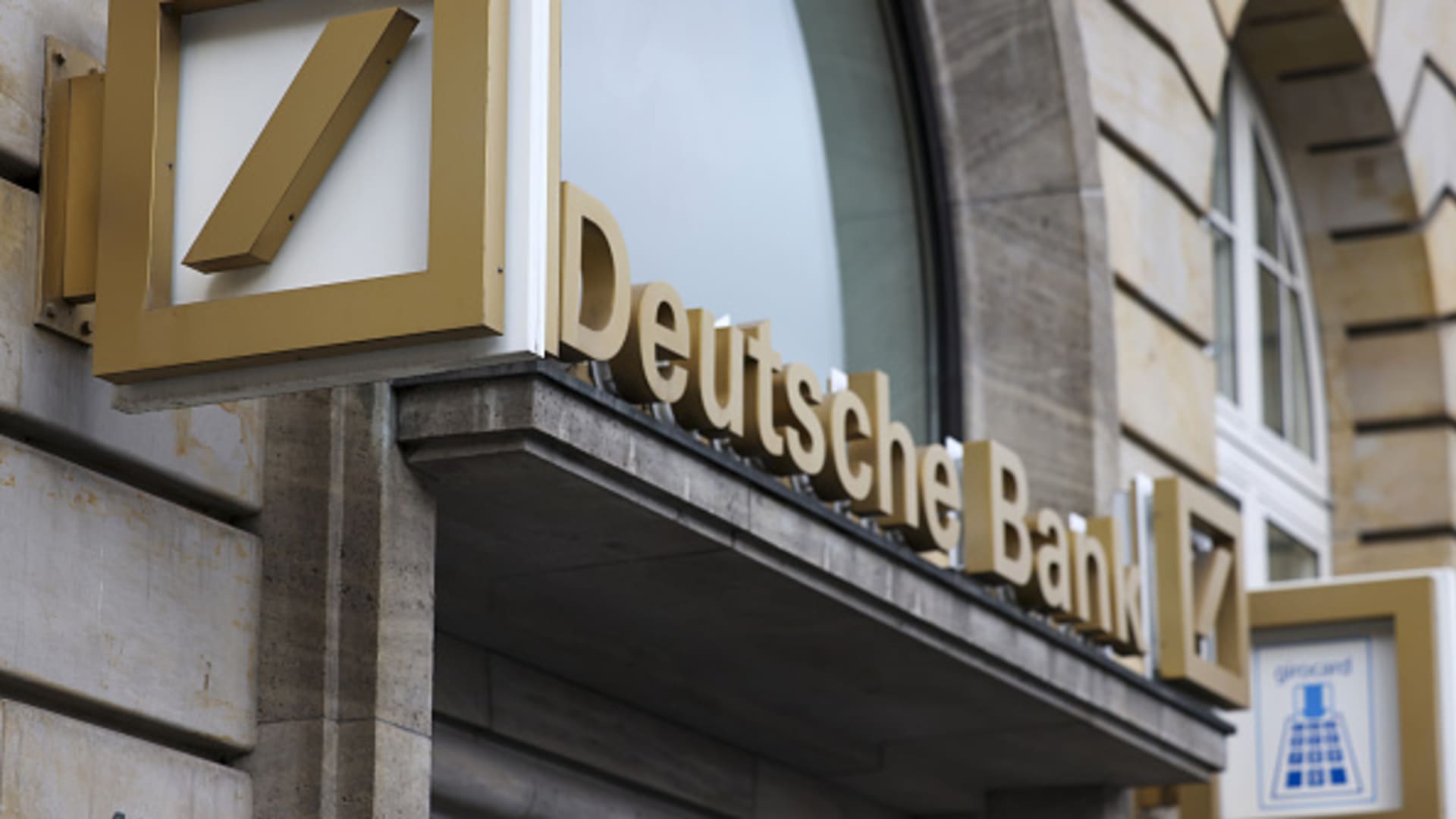 deutsche-bank-swings-back-to-profit-in-the-third-quarter,-beating-expectations