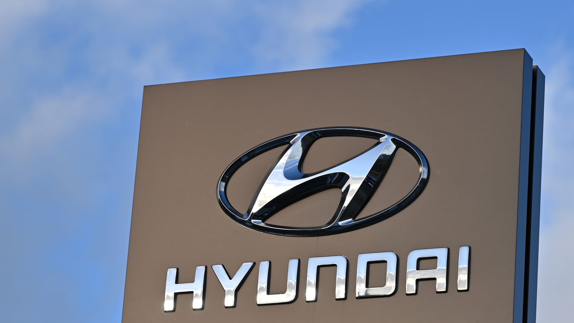 hyundai-motor’s-third-quarter-profit-misses-forecast-as-demand-slows;-shares-slide