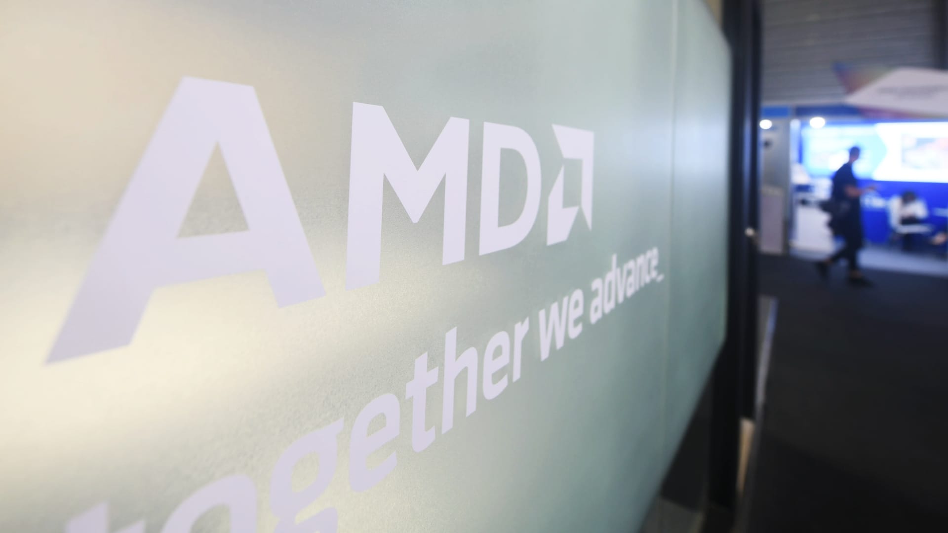 amd’s-post-earnings-slide-is-a-buying-opportunity.-here’s-why