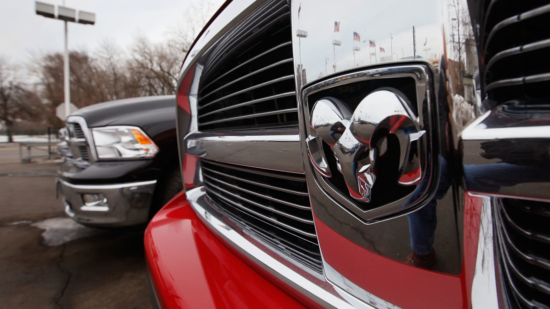 dodge-maker-stellantis-posts-27%-drop-in-revenues,-flags-progress-in-slashing-us.-inventories