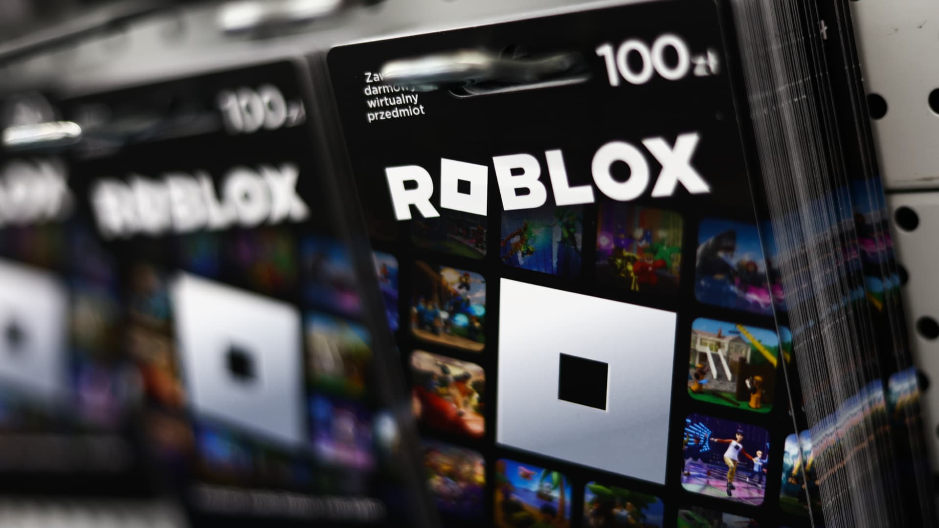 roblox-lifts-annual-bookings-forecast-as-in-game-spending-booms;-shares-jump