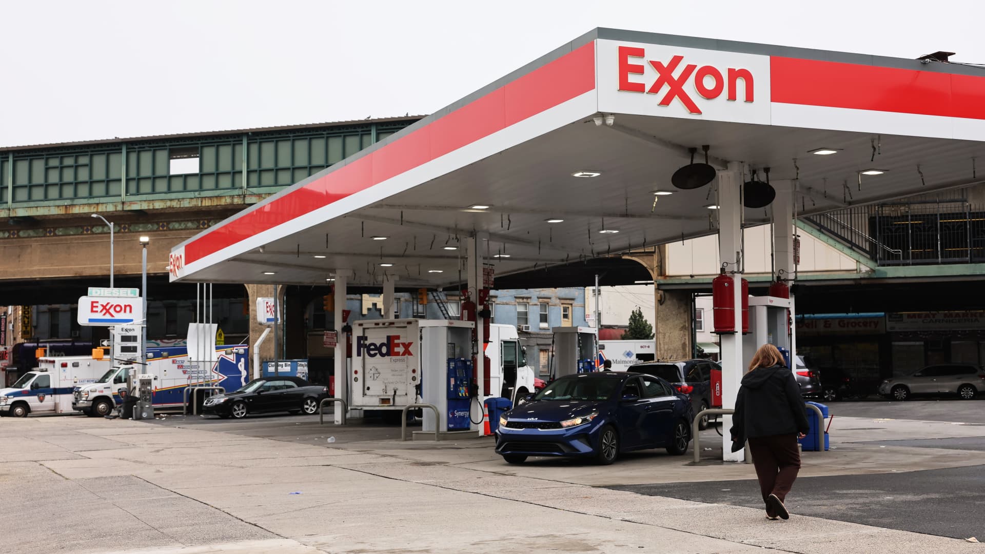 exxon-earnings-beat,-increases-fourth-quarter-dividend