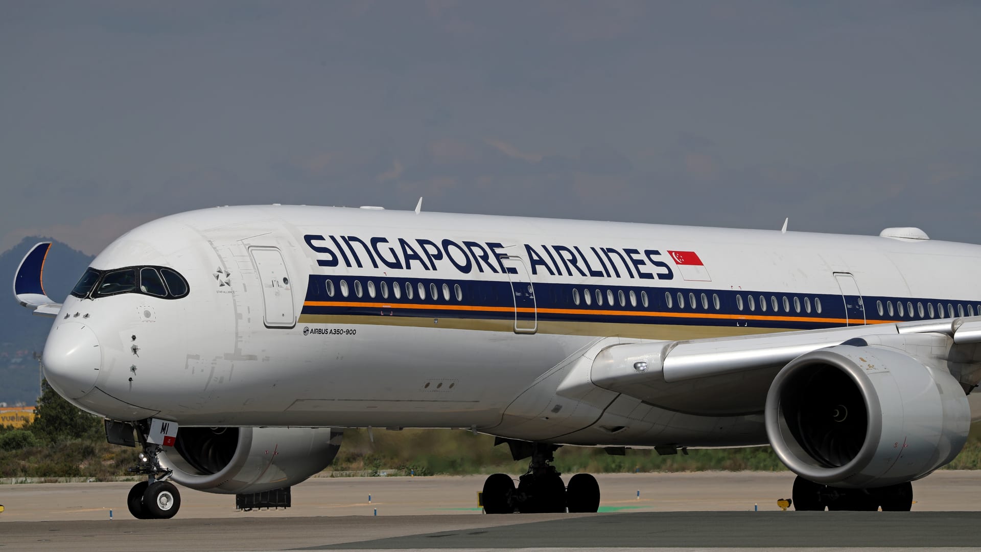 singapore-airlines-shares-fall-6%-as-profit-nearly-halves-amid-intensifying-competition