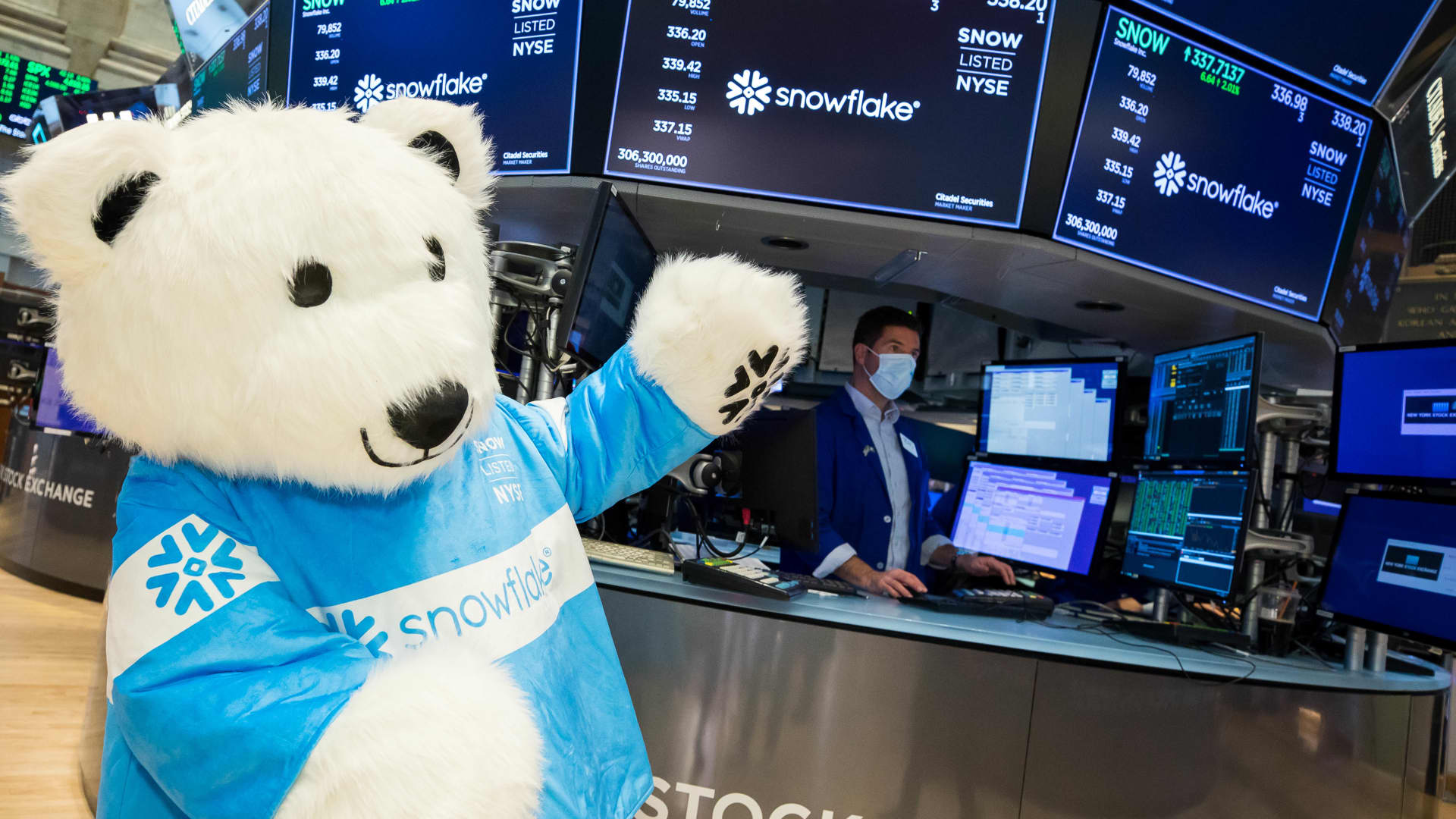 snowflake-shares-pop-19%-on-earnings-and-revenue-beat