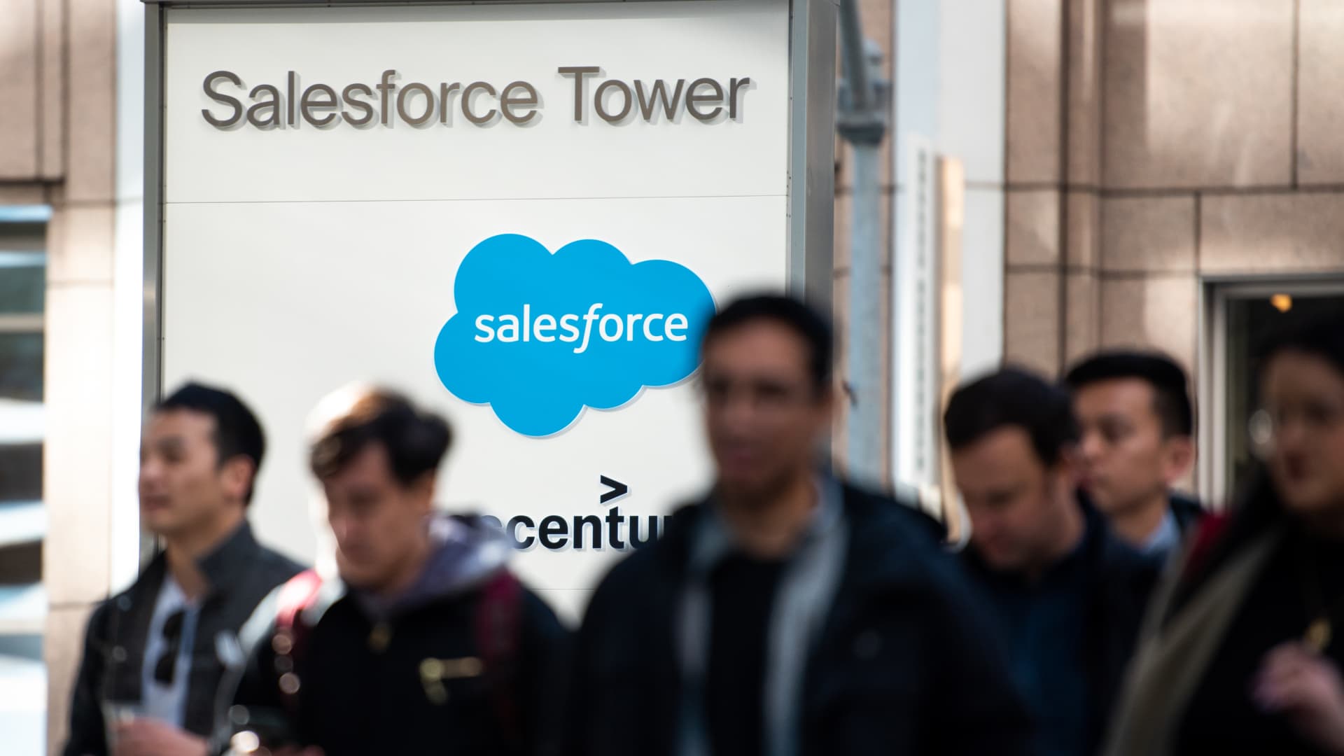 salesforce-surges-on-revenue-beat,-ai-growth-prospects-–-here’s-our-new-price-target-for-the-stock