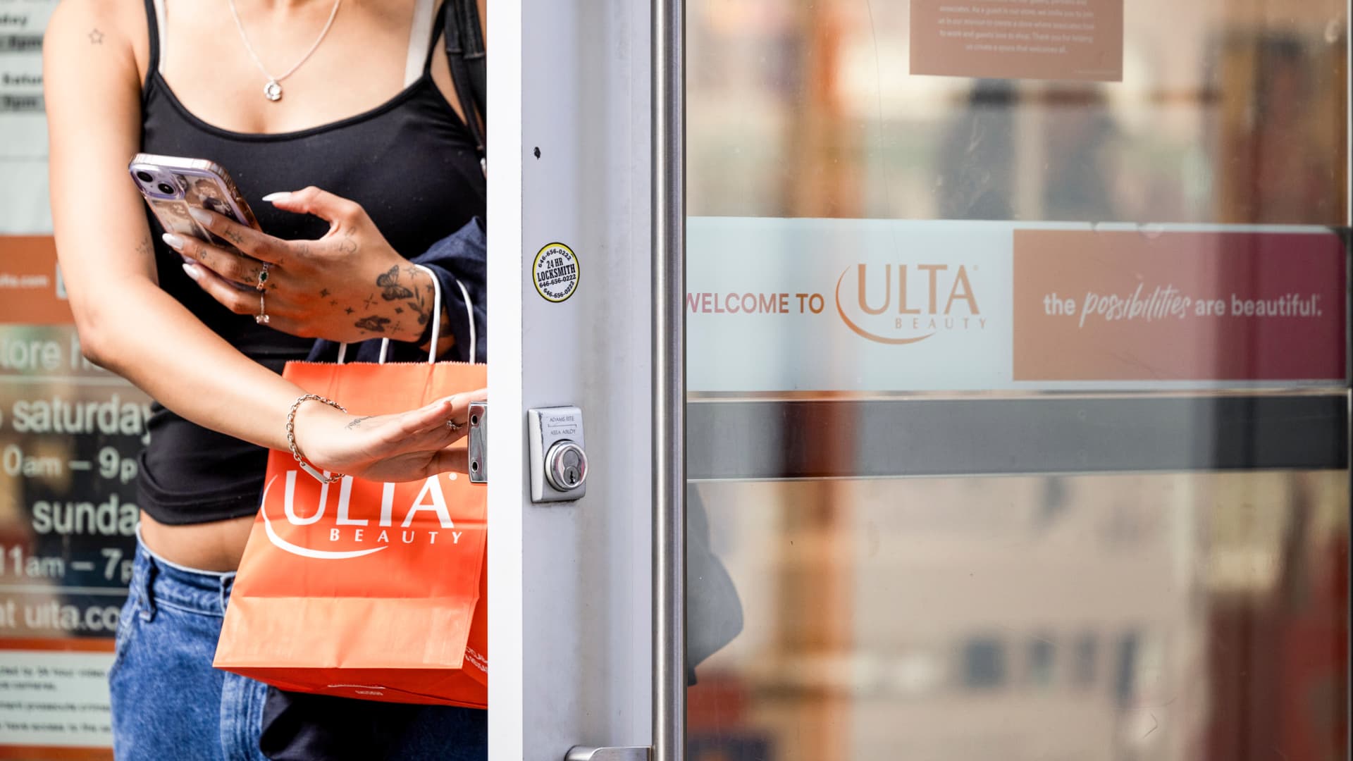 stocks-making-the-biggest-moves-after-hours:-ulta-beauty,-gitlab,-lululemon,-docusign-and-more