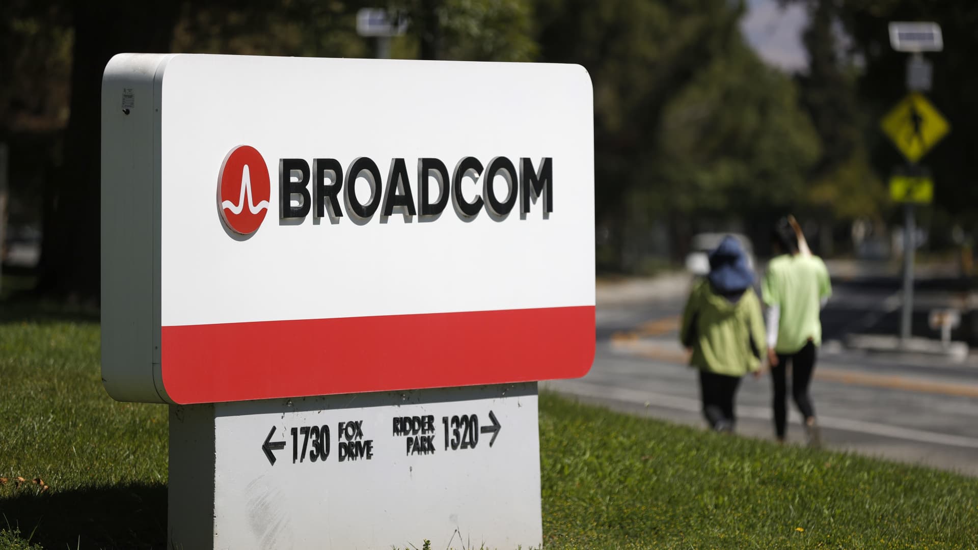 ai-chipmaker-broadcom-shares-soar-14%-despite-mixed-quarterly-results-—-here’s-why