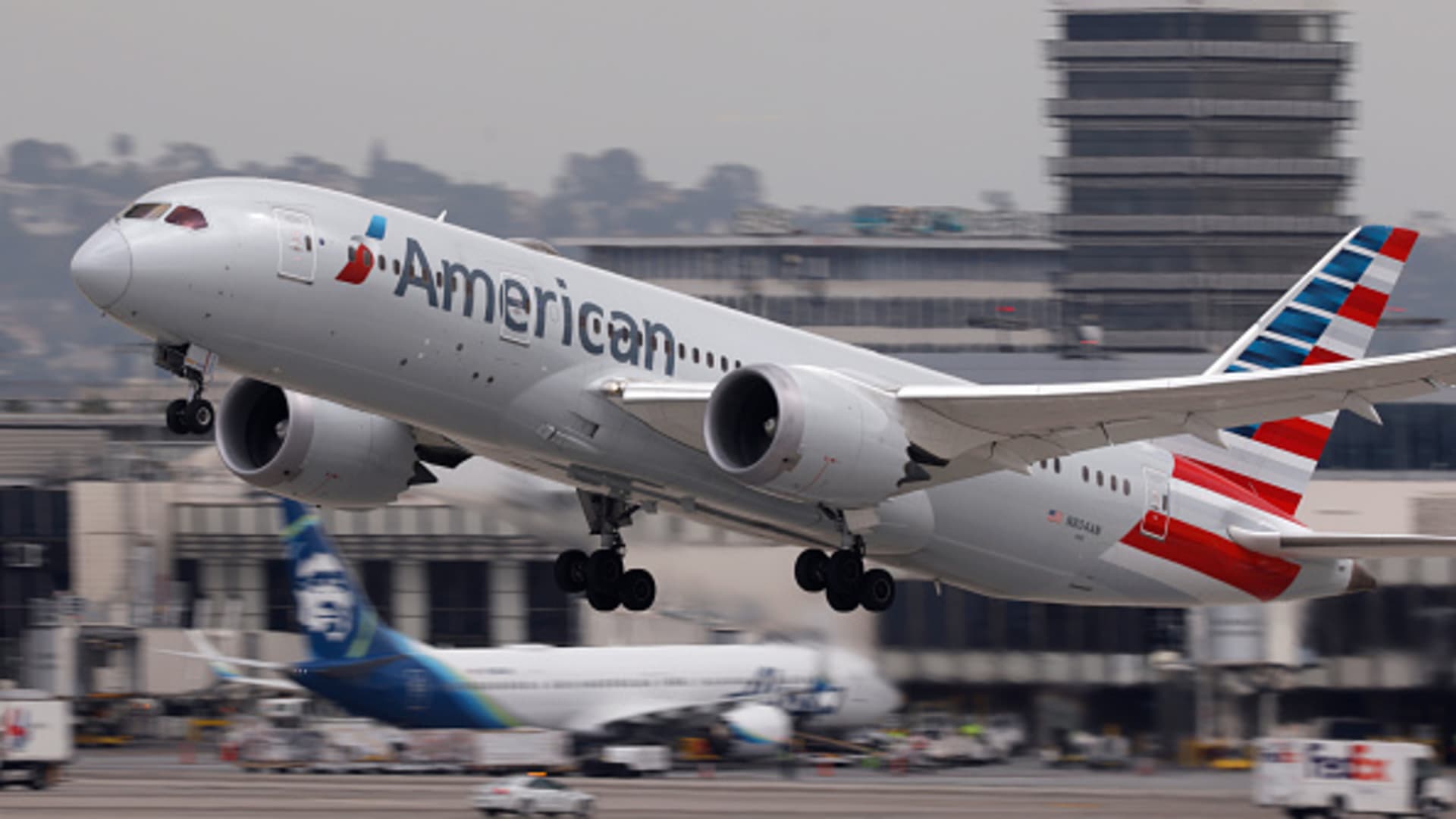 american-airlines-shares-tumble-as-outlook-falls-short