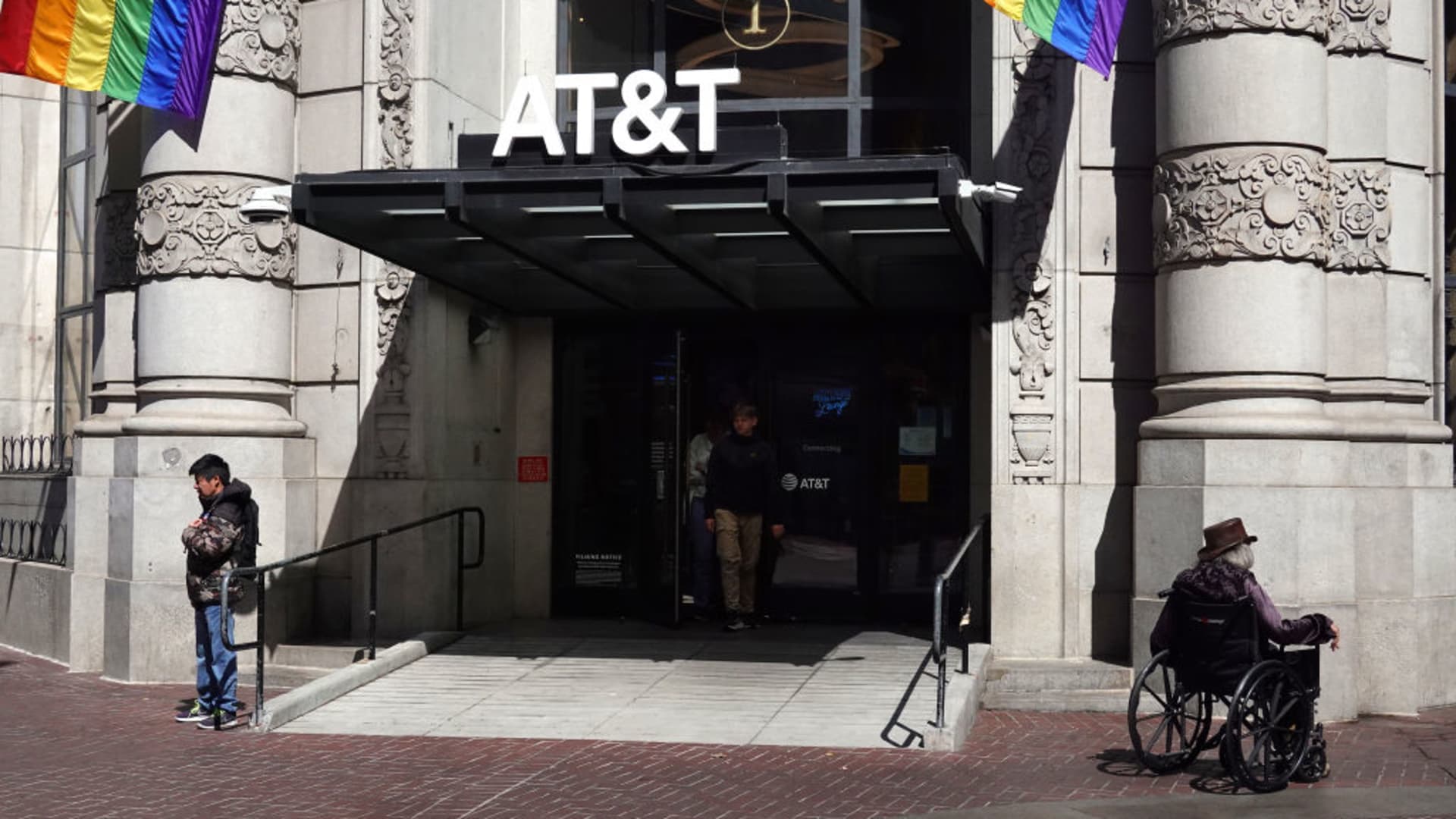 at&t’s-bundled-5g,-fiber-plans-boost-holiday-quarter-subscriptions