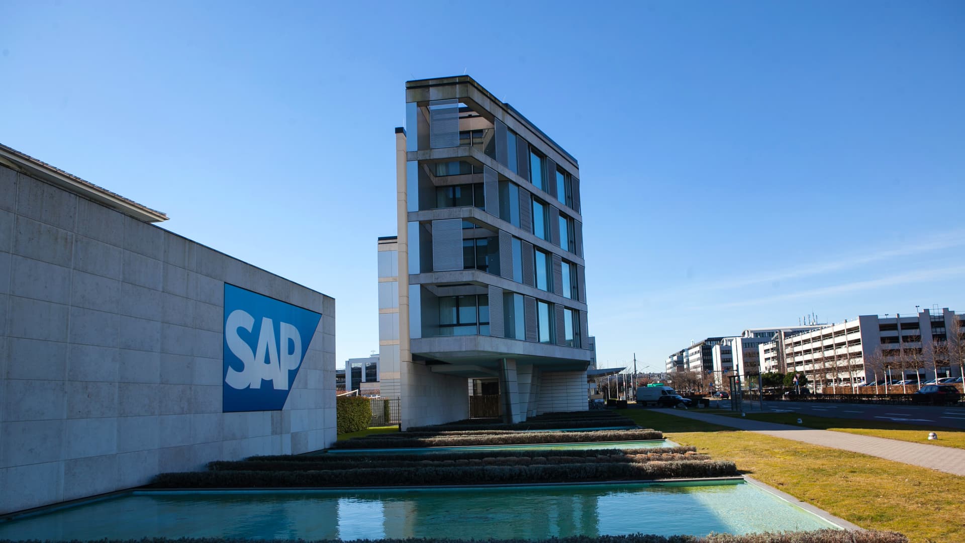 software-giant-sap-upgrades-outlook-as-cfo-says-deepseek-is-‘good-news’