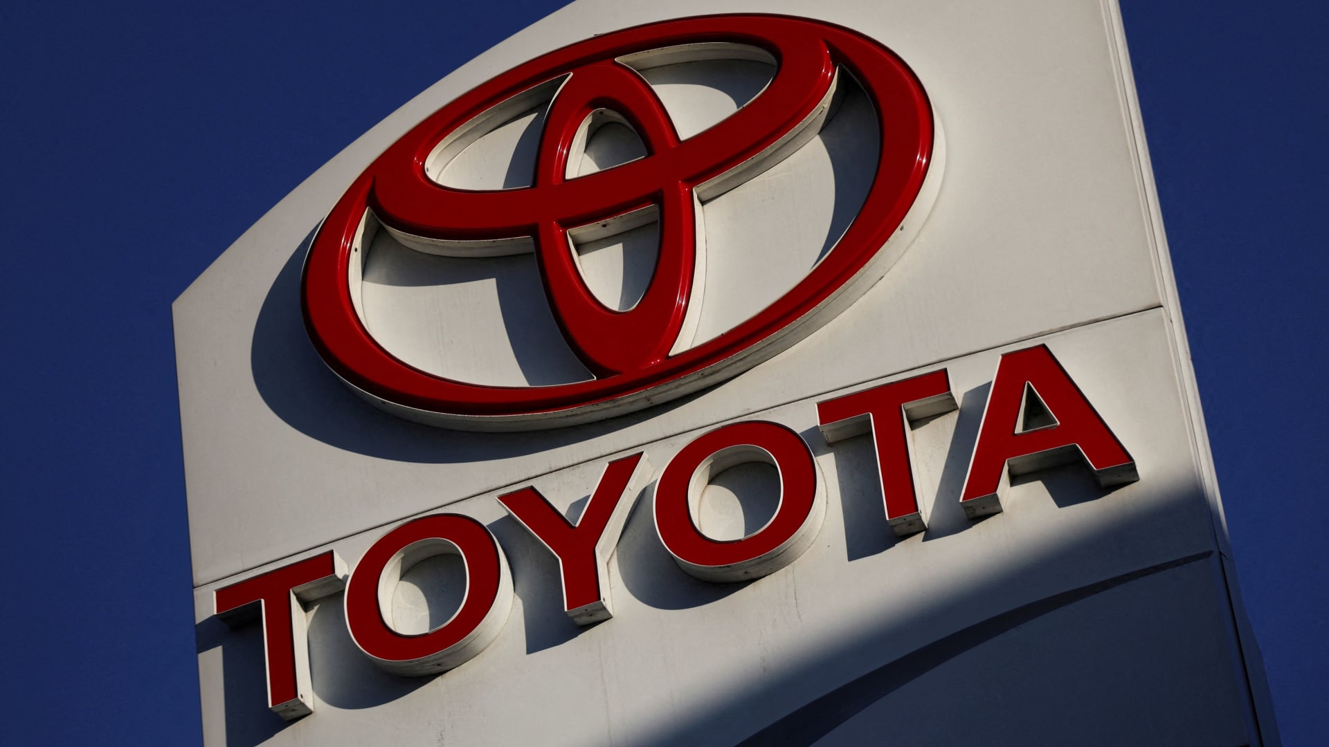 toyota-motor-posts-nearly-28%-drop-in-third-quarter-operating-profit,-missing-estimates