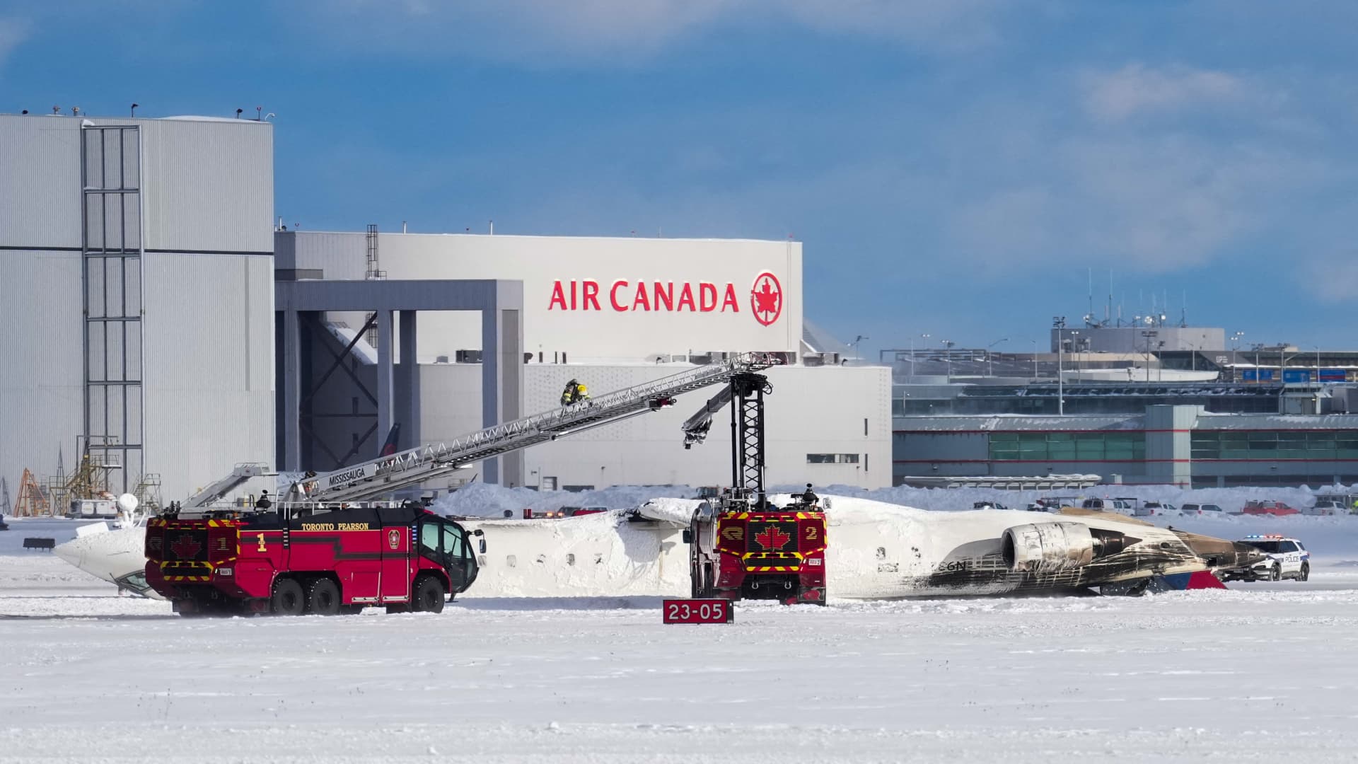 delta-plane-crashes-on-landing-at-toronto-airport,-injuring-at-least-15