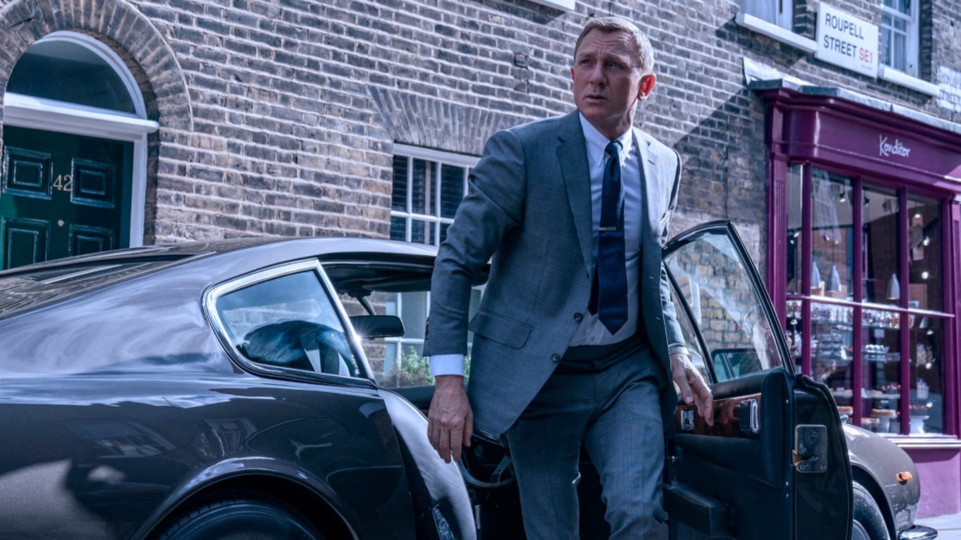 amazon-to-gain-creative-control-of-james-bond-franchise-from-broccoli-family