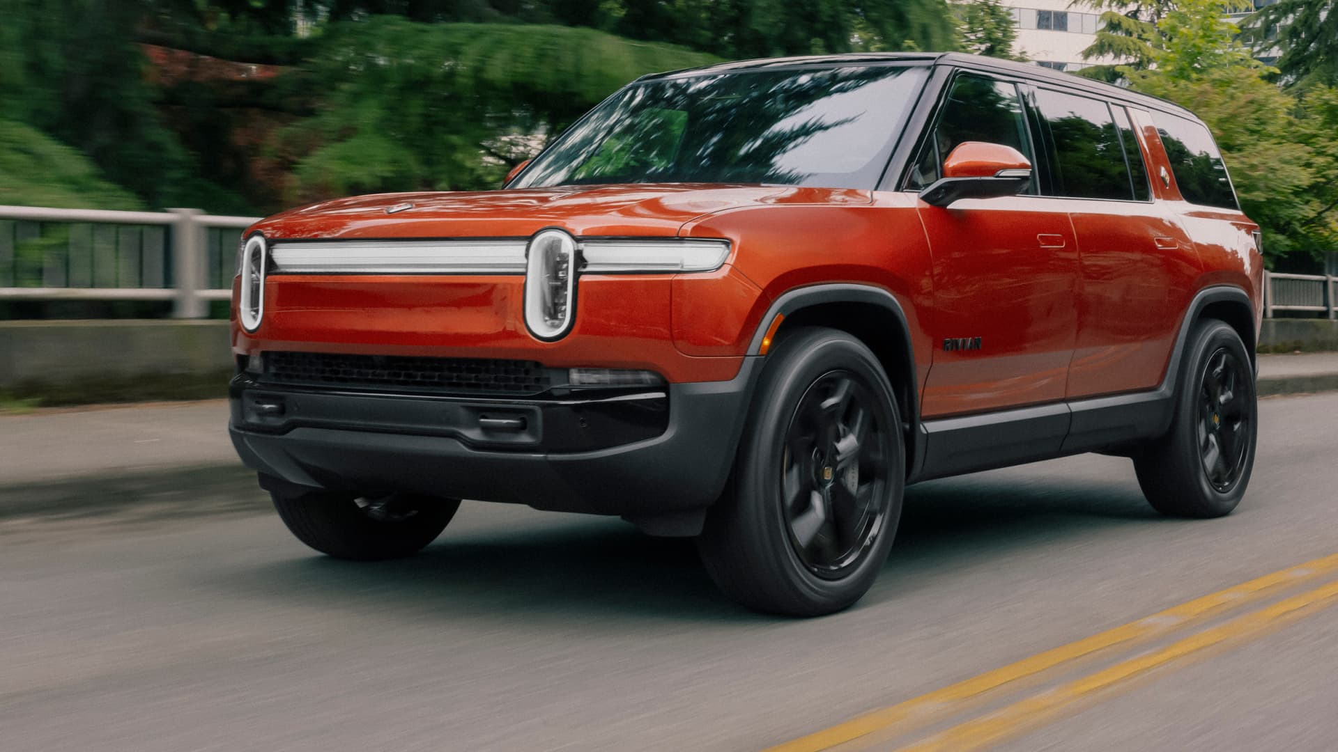 rivian-beats-wall-street’s-fourth-quarter-expectations,-but-expects-lower-deliveries-in-2025