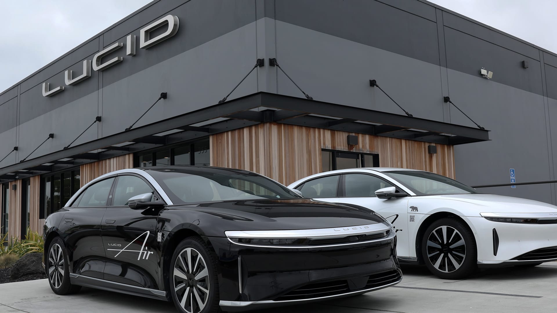 lucid-ceo-steps-down;-ev-maker-plans-to-more-than-double-production-in-2025