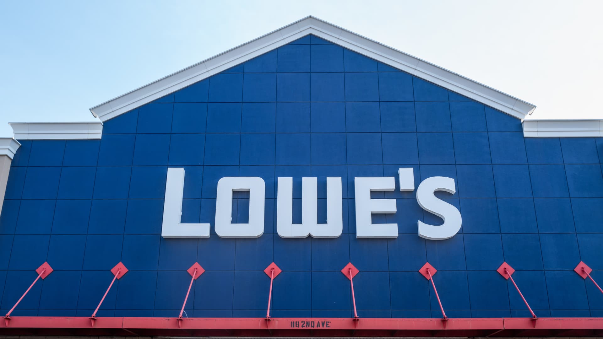 lowe’s-beats-wall-street-expectations-as-it-starts-to-break-out-of-sales-slump