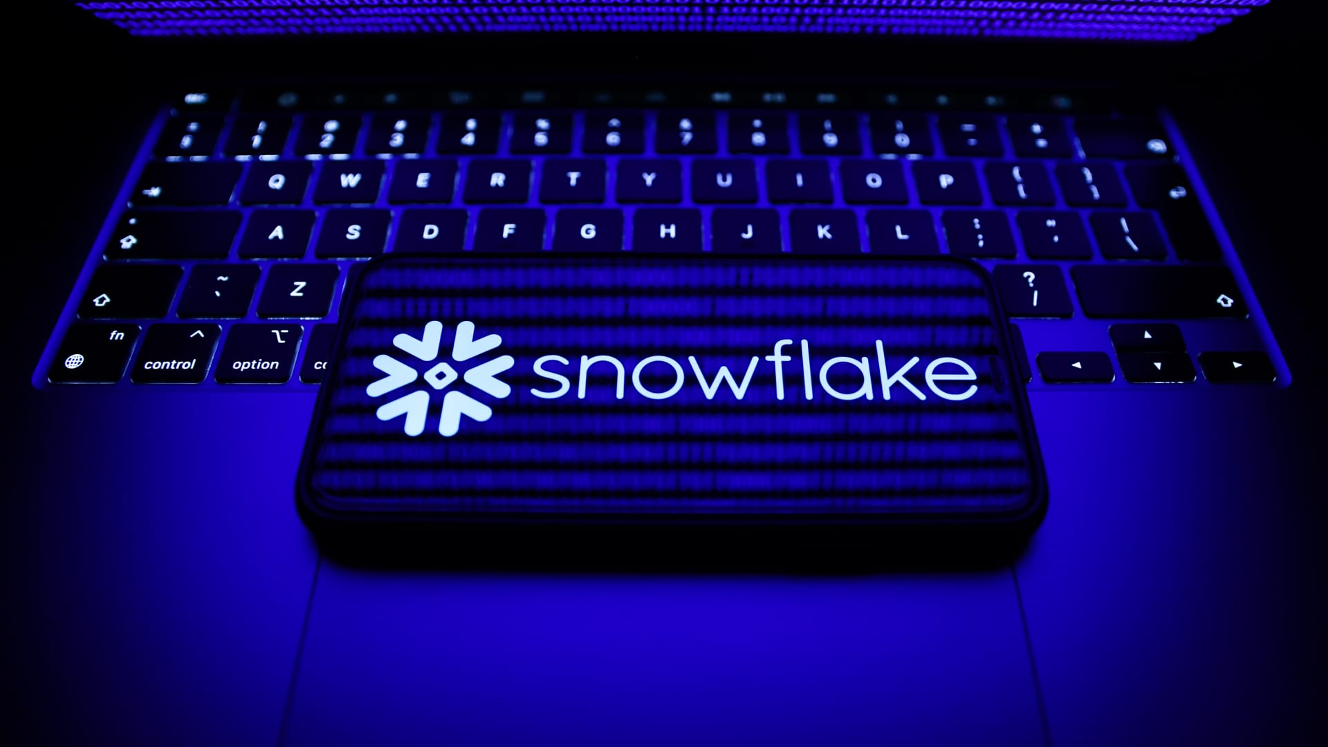 snowflake-surges-8%-on-earnings-beat-as-company-expands-ai-push